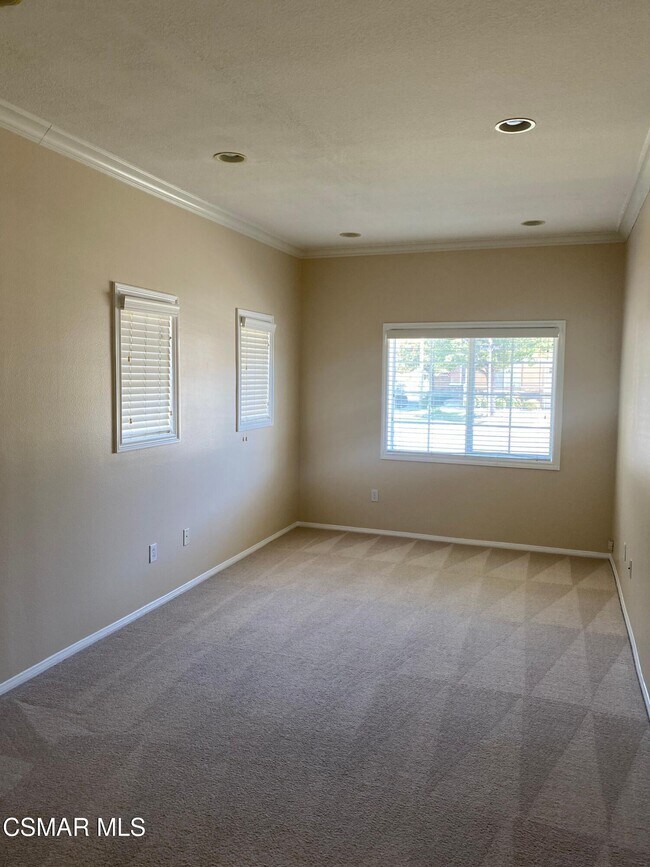 Building Photo - 2559 Parade Ave