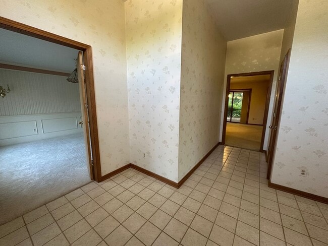 Building Photo - Large Home in Forest Hills School District