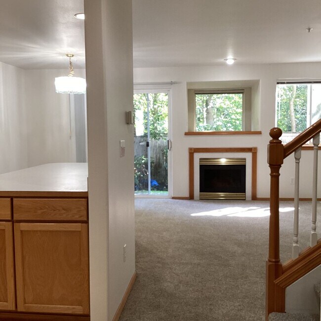 Building Photo - Bright & Spacious Everett Condo – 3 Bed, 2...