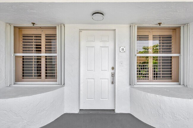 Building Photo - 3901 S Flagler Dr