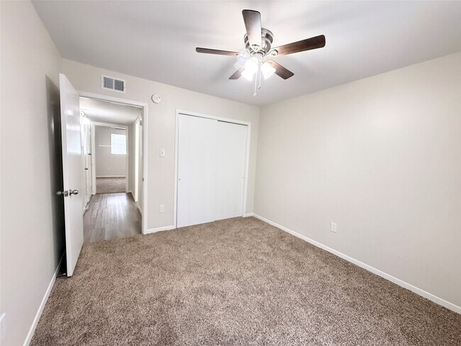 Building Photo - 500 Willow Dr