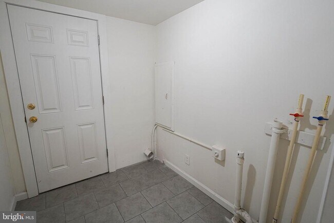 Building Photo - 231 Newton St