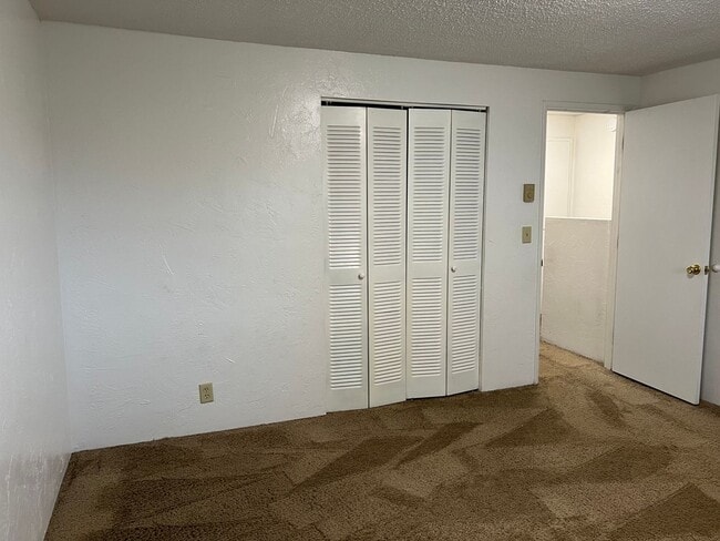 Building Photo - 2 bed 1 1/2 bath duplex in Springfield!