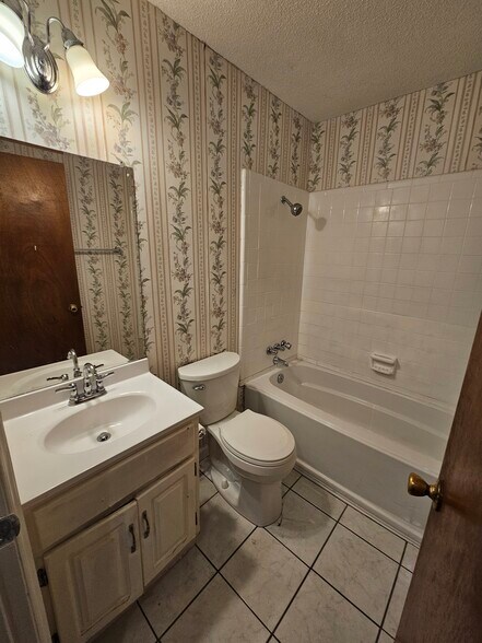 Building Photo - 4119 Fairlawn Dr