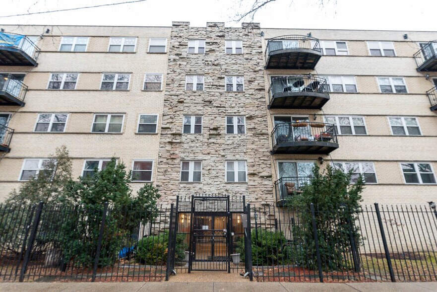 Building Photo - 6954 N Greenview Ave