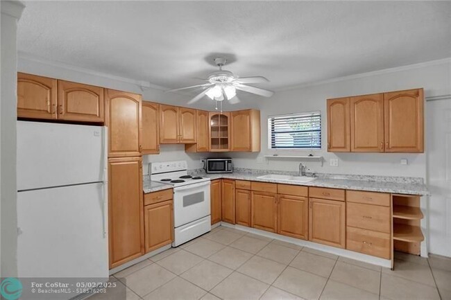 Building Photo - 450 NE 58th Ct