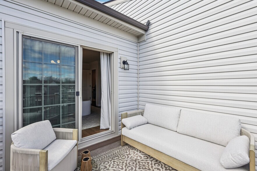 Building Photo - 21 Dahlia Dr
