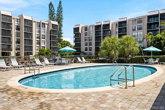 Building Photo - 8 Royal Palm Way