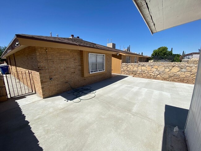 Building Photo - EASTSIDE DUPLEX FOR RENT