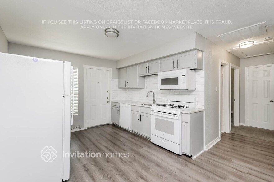 Building Photo - 5101 Royal Dr