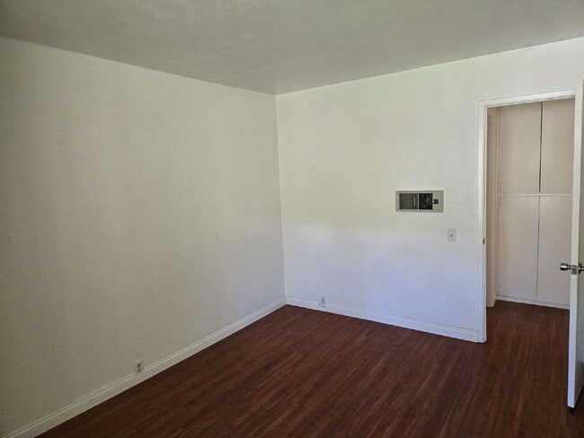 Building Photo - Spacious 3-bed, 2-bath condo is located in the heart of UTC, right on the UCSD bus line! It featu...