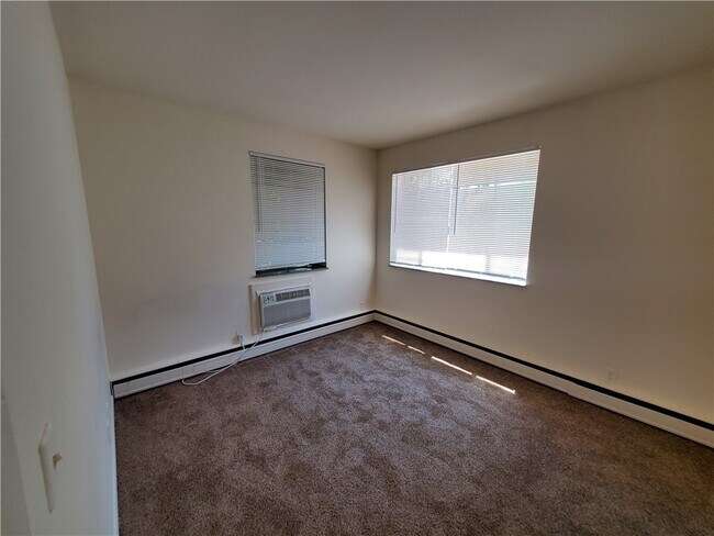 Building Photo - 1077 East Ave