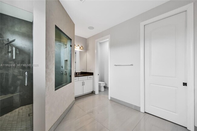 Building Photo - 8645 NW 39th Ct