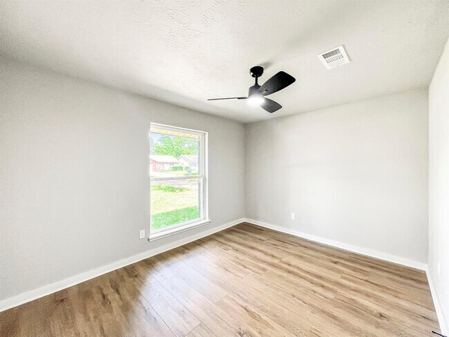 Building Photo - 23207 Naples Dr