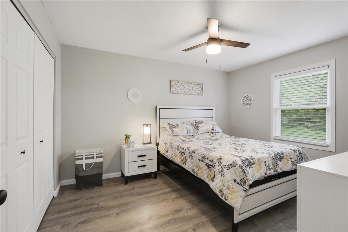 Master Bedroom #1 - Queen Bed, Dresser with Mirror, Large Closet - 1001 N Coler Ave