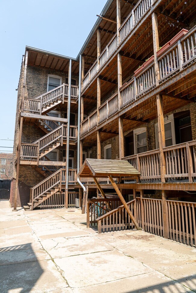 Building Photo - Uptown - English Garden, 1 Bed / 1 Bath - Central Heat & AC