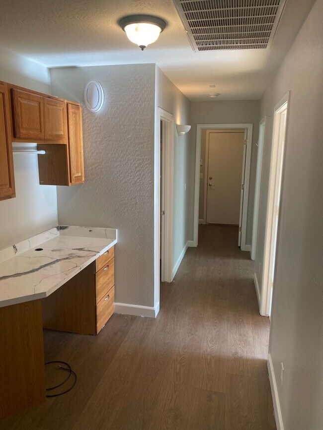 Building Photo - 3 bed 2 bath