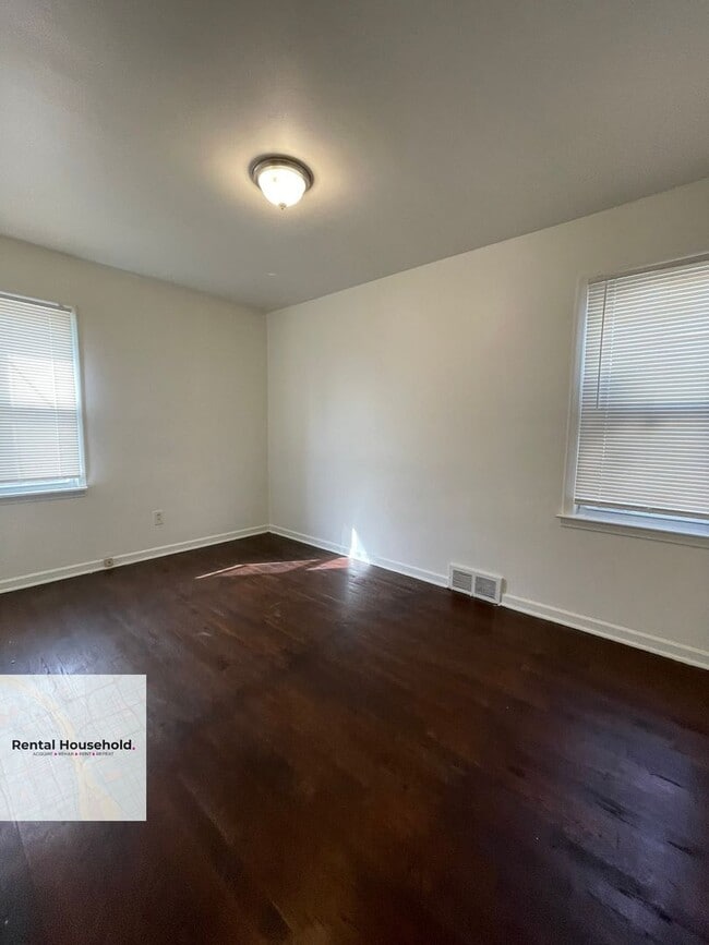 Building Photo - Dream Bungalow Awaits: Space, Style & Serenity!~ $1400