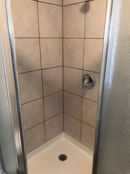 Bathroom - 620 W Walnut St