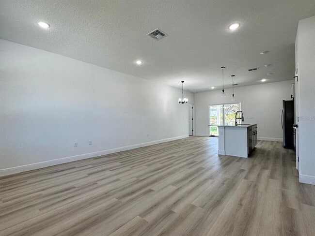 Building Photo - 7185 N Tallwood Dr