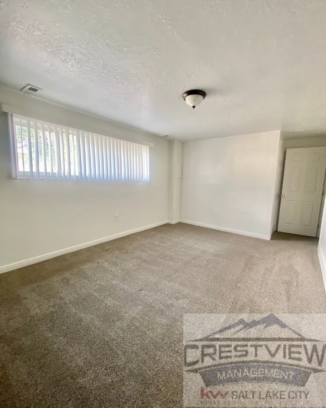 Building Photo - Spacious Home in Magna – Convenient Location!