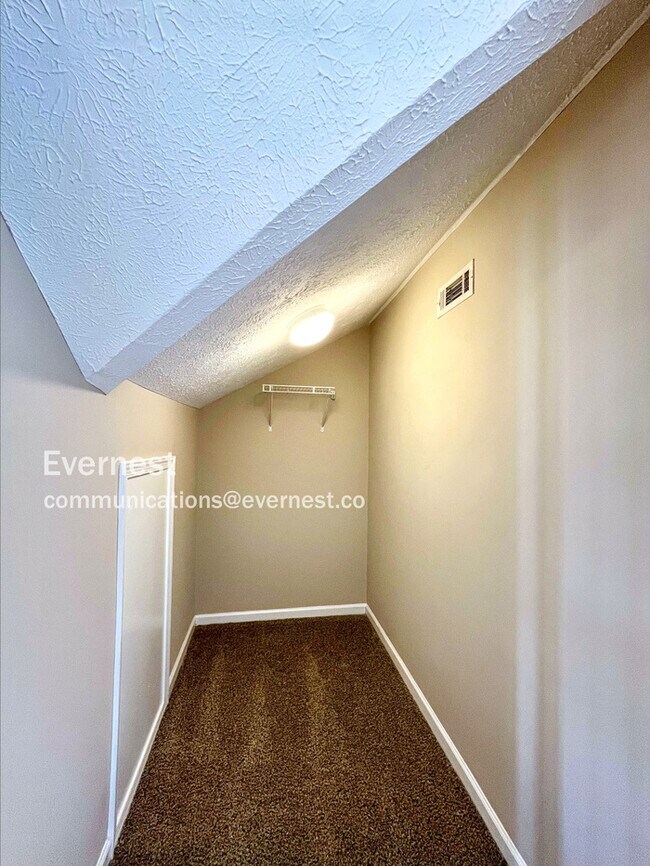 Building Photo - 5005 Cobblestone Creek Dr