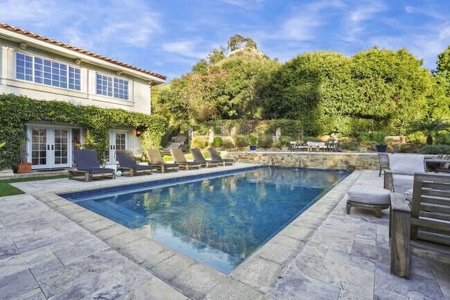 Building Photo - 23255 Mariposa De Oro St