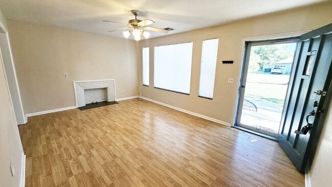 Building Photo - Nichols Hills Adj the Village Two Bed/One ...