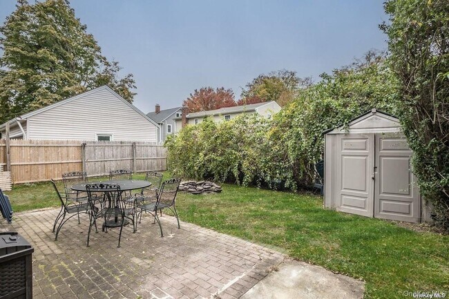 Building Photo - 2 Elm Pl