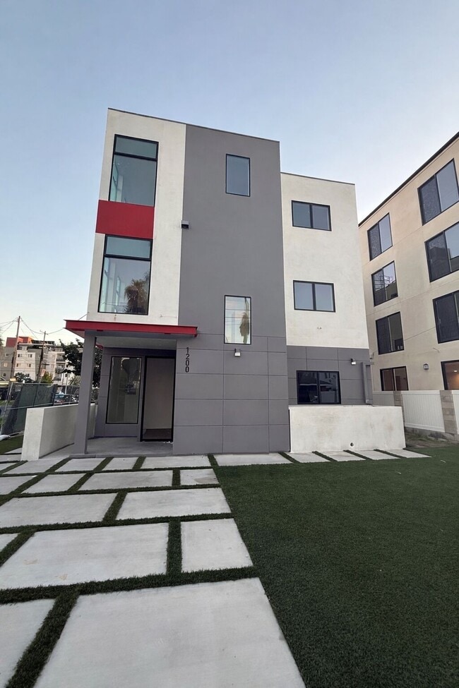 Building Photo - 1200 W 37th Dr