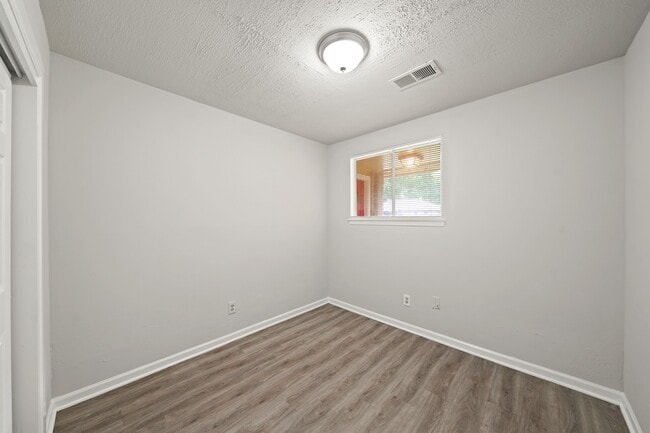 Building Photo - 743 Knob Hollow St