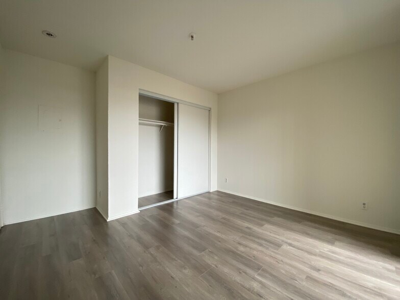 Building Photo - 14020 Yukon Ave