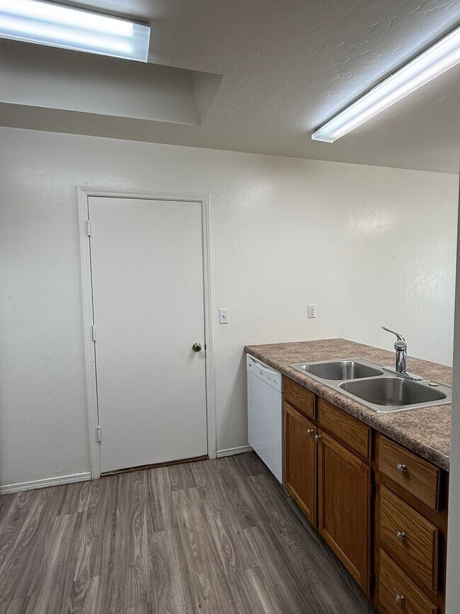 Building Photo - 8372 E Lakeshore Dr