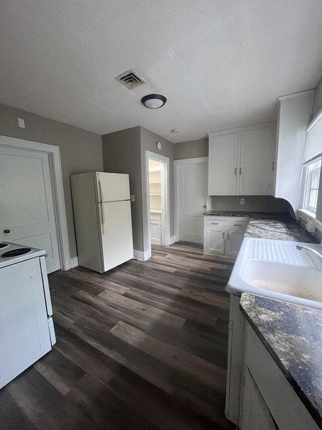 Building Photo - Coming Soon to Midtown - 3 Bedroom 3 Bath Townhome!