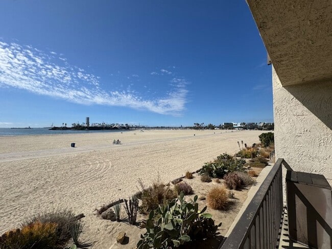 Building Photo - Steps from Alamitos Beach! Modern 1 bed 1 ...