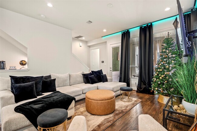 Building Photo - 2806 Grand Fountains Dr