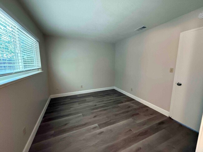 Building Photo - Natomas 4 Bedroom 2 Bath Close to Everything