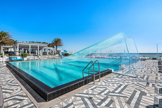 Building Photo - 3101 Bayshore Dr