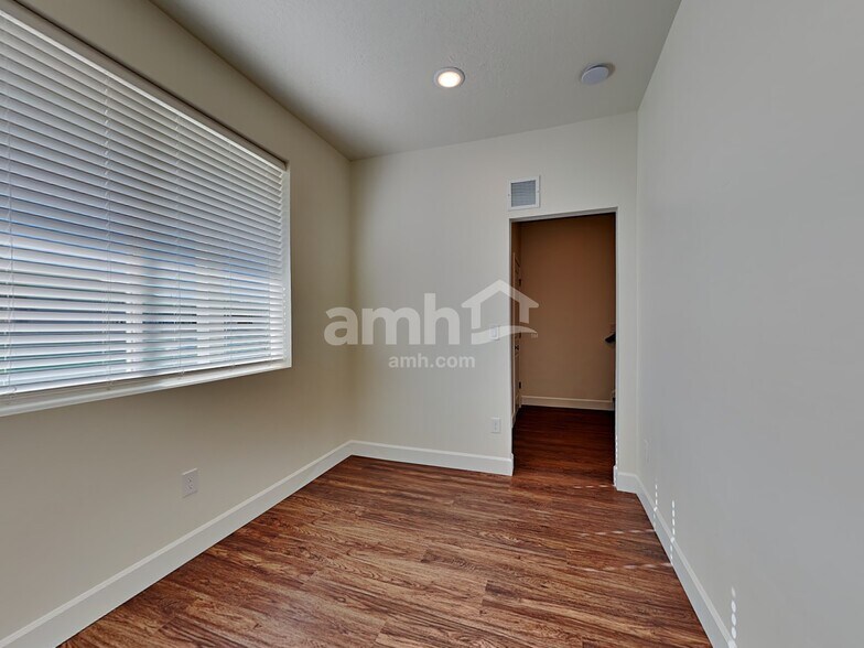 Building Photo - 259 N Dry Crk Rd