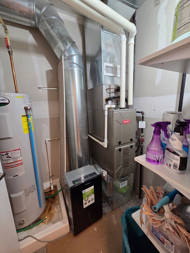 Building Photo - 221 E 5th St