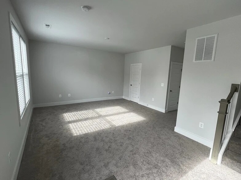 Building Photo - 584 Hazel Dr