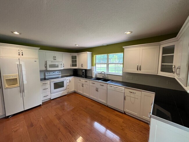 Building Photo - 3 Bedroom, 2 Bath home w/2 Car Garage on 5...