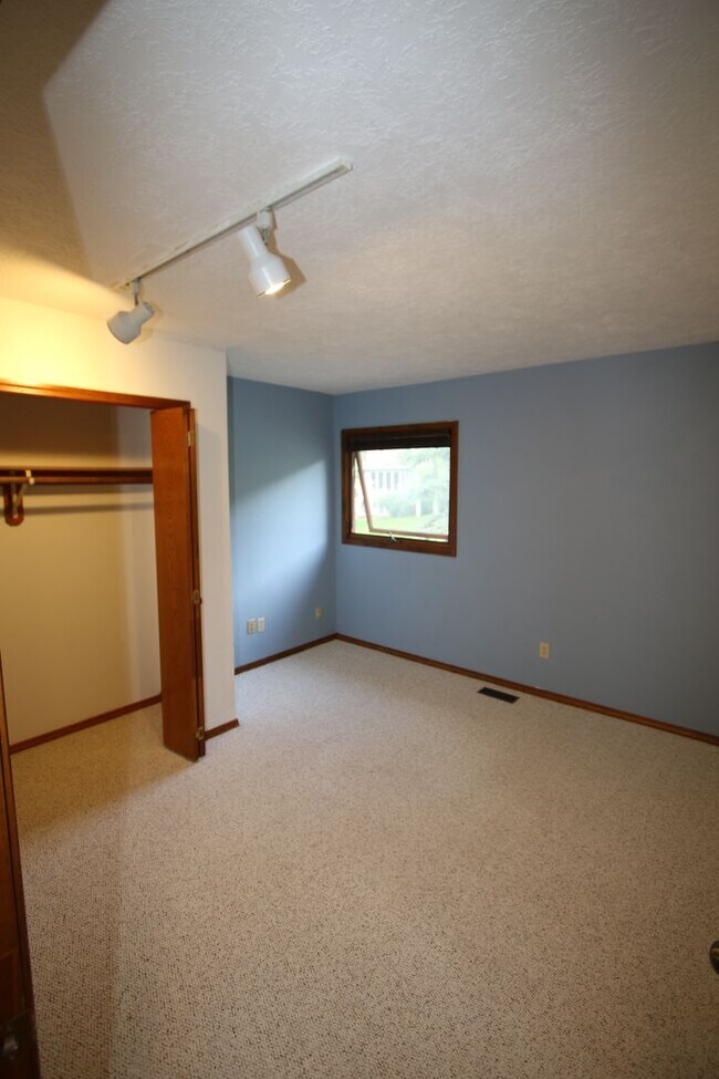 Building Photo - 4 Bedroom Eagle River Home!