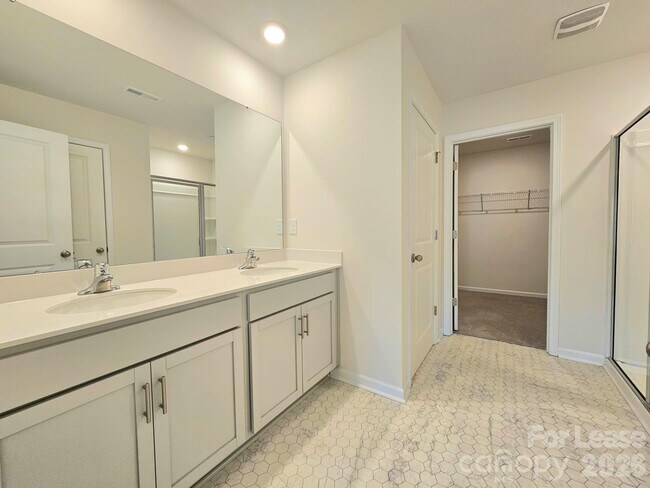 Building Photo - 3854 Rosewood Dr