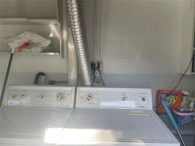 Building Photo - 1002 Drew St