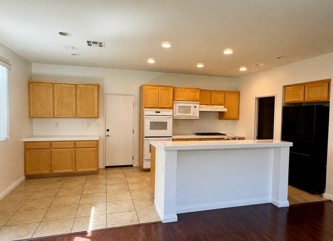 Building Photo - Spacious 4 Bedroom in Oxnard