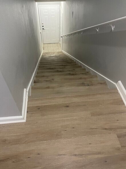 Building Photo - 8807 Villa View Cir