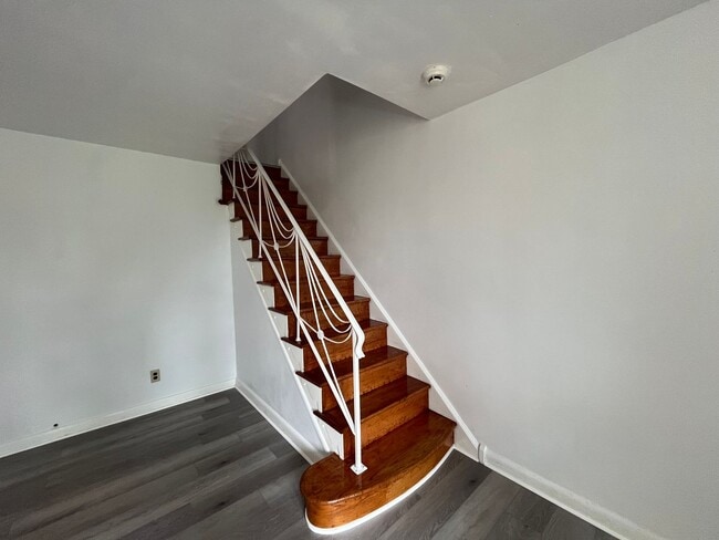 Building Photo - 3 bed room 1.5 bath