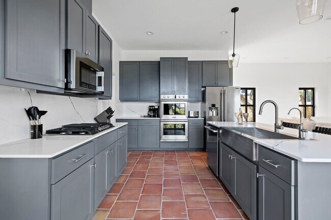 Building Photo - 2701 Bumble Bee Dr