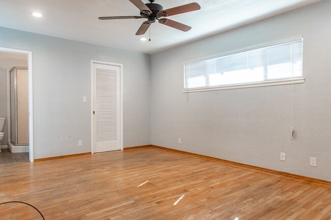 Building Photo - 3 bedroom 2 bath renovated home with swimm...